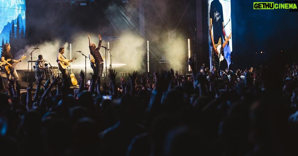 Dierks Bentley Instagram - Can’t think of a better way to start this weekend than TWO sold out shows in Bend, OR! Thank you!!! See you tonight, Washington! Hayden Homes Amphitheater