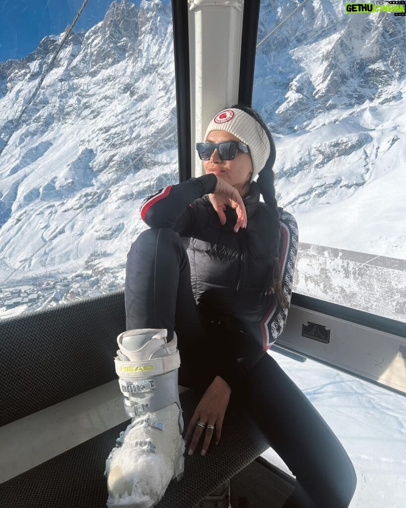 Diipa Khosla Instagram - Majorly missing the snow right now ⛄️🎿 Thanks @airbnb for the best ski trip ever in Zermatt / Cervinia Cervinia-Zermatt