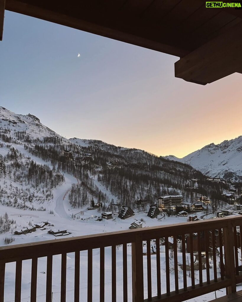 Diipa Khosla Instagram - Majorly missing the snow right now ⛄🎿 Thanks @airbnb for the best ski trip ever in Zermatt / Cervinia Cervinia-Zermatt