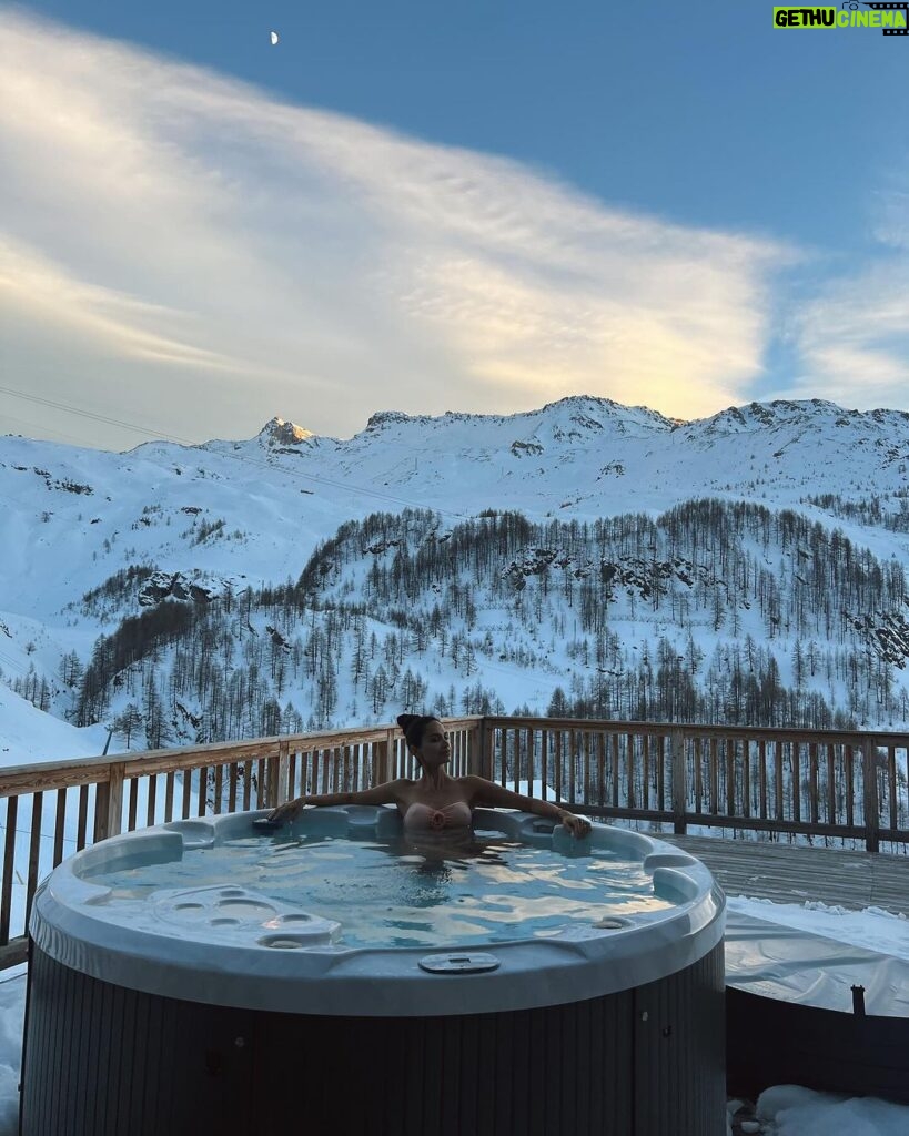 Diipa Khosla Instagram - Majorly missing the snow right now ⛄️🎿 Thanks @airbnb for the best ski trip ever in Zermatt / Cervinia Cervinia-Zermatt