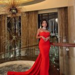 Diipa Khosla Instagram - 48 hours in Abu Dhabi with @cartier 🌹 Are you team dress red or dress black&white Red look: Wearing @hamdaalfahim @anayah_jewellery @aminamuaddiofficial Styled by @tanghavri Hair by @aamirnaveedhair Makeup by @iamgigiiiii Black & white look: Wearing @elisabettafranchi @anayah_jewellery @daccori_ Styled by @tanghavri Louvre, Abu Dhabi