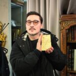 Dima Bilan Instagram - У меня в руках настоящий раритет! Письмо и автограф одного легендарного русского композитора! После которого осталось огромное музыкальное наследие! Симфонии, оперы…. Заехал в антикварный магазин и коллега - музыкант, владелец этого павильона, поделился со мной этим сокровищем. Которое, кстати, в открытой продаже! Как вы думаете, кто автор письма? #билан #димабилан