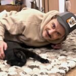 Dima Bilan Instagram - 29 сентября проводили Соломона в новую жизнь ! Многие из вас следили за его историей, с самого начала появления у меня! 3 года его тяжелых болезней и ежедневных процедур! Но он боролся до самого конца! Уже летом было известно, что он перешел на терминальную стадию одного из своих заболеваний ( почечная недостаточность), но благодаря рекомендациям врачей - Солома выиграл еще несколько месяцев жизни! К сожалению, его кошачий век закончился, но я уверен, что он отработал в этом воплощении все, что должен был! Сам набрался опыта и меня многому научил! Соломон и его история подтолкнули меня еще ближе к теме благотворительности в мире животных и благодаря ему были пристроены десятки котов и кошек, он участвовал в программе «забери друга из приюта» и вообще подал пример многим - приютить питомца! Я благодарен ему за эти уютные вечера, воспитанный чуткий характер, ну и конечно за музыкальное мурчание! Лучший кот! Мне будет его не хватать, но жизнь продолжается! Горевать и жалеть себя не собираюсь, животные - очень ценные и важные спутники по жизни! Светлая память Соломе и счастливого следующего пути! Я его любил и знаю, что это было взаимно! Большая просьба моих друзей и поклонников - не дарить мне животных, я должен самостоятельно прийти к этому. Всему свое время! Спасибо! #соломон #котСоломон #билан #димабилан!