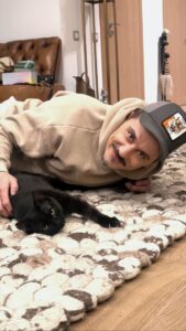 Dima Bilan Instagram - 29 сентября проводили Соломона в новую жизнь ! Многие из вас следили за его историей, с самого начала появления у меня! 3 года его тяжелых болезней и ежедневных процедур! Но он боролся до самого конца! Уже летом было известно, что он перешел на терминальную стадию одного из своих заболеваний ( почечная недостаточность), но благодаря рекомендациям врачей - Солома выиграл еще несколько месяцев жизни! К сожалению, его кошачий век закончился, но я уверен, что он отработал в этом воплощении все, что должен был! Сам набрался опыта и меня многому научил! Соломон и его история подтолкнули меня еще ближе к теме благотворительности в мире животных и благодаря ему были пристроены десятки котов и кошек, он участвовал в программе «забери друга из приюта» и вообще подал пример многим - приютить питомца! Я благодарен ему за эти уютные вечера, воспитанный чуткий характер, ну и конечно за музыкальное мурчание! Лучший кот! Мне будет его не хватать, но жизнь продолжается! Горевать и жалеть себя не собираюсь, животные - очень ценные и важные спутники по жизни! Светлая память Соломе и счастливого следующего пути! Я его любил и знаю, что это было взаимно! Большая просьба моих друзей и поклонников - не дарить мне животных, я должен самостоятельно прийти к этому. Всему свое время! Спасибо! #соломон #котСоломон #билан #димабилан!