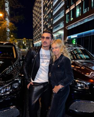 Dima Bilan Instagram - 18 лет дружбы , работы и творчества !  Дышим синхронно  с моим Другом @bilanofficial 🖤 #nofilter