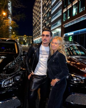 Dima Bilan Instagram - 18 лет дружбы , работы и творчества !  Дышим синхронно  с моим Другом @bilanofficial 🖤 #nofilter