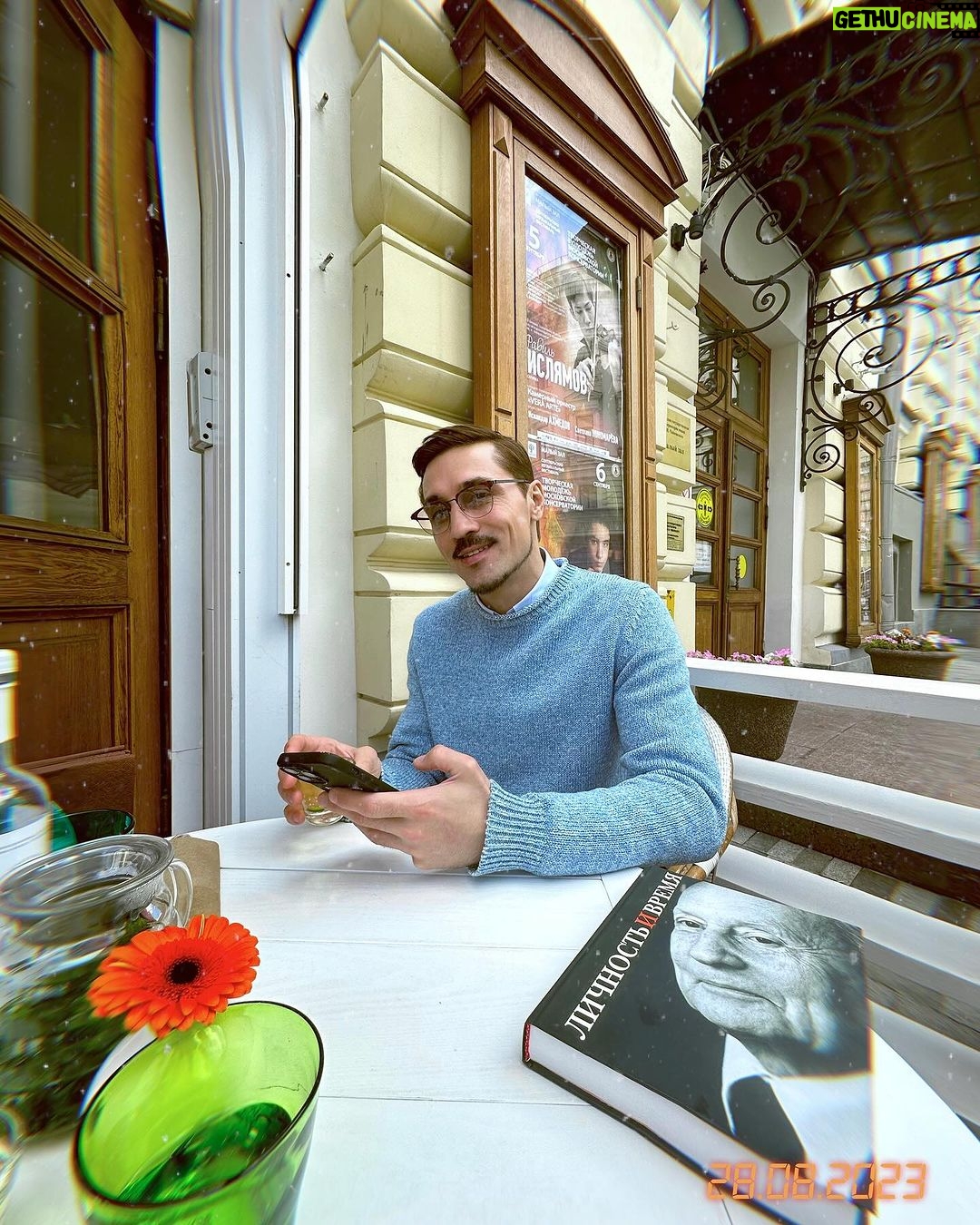 Dima Bilan Instagram - Одно важное деловое утро в Москве! Солнце, чашка чая и консерватория - залог хорошего настроения! Зафиксировано в ленте!✅ #билан #димабилан!