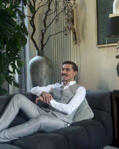 Dima Bilan Instagram - Гляжу четко в будущее ! Планов и идей столько 😅! А пока - еду на @muztv ! #билан #димабилан !