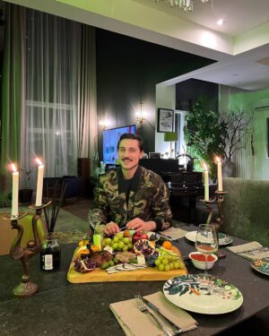 Dima Bilan Instagram - Поздравляю с Рождеством Христовым ✨! Желаю , чтобы ни один из дней не обходился без счастливых и радостных моментов , а в доме всегда царил уют и благополучие ! #билан #димабилан !