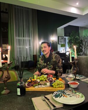 Dima Bilan Instagram - Поздравляю с Рождеством Христовым ✨! Желаю , чтобы ни один из дней не обходился без счастливых и радостных моментов , а в доме всегда царил уют и благополучие ! #билан #димабилан !