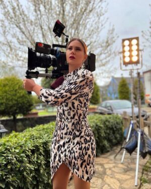 Dima Kandalaft Instagram - Holding the #camera for five minutes..!
What a hard job !!! 
Much #love and #respect 🌹to all the directors of photography and our #dop
@ogz.ozturk ♥️
#falak🪐
#stiletto 👠
#dima_kandalaft 🤍