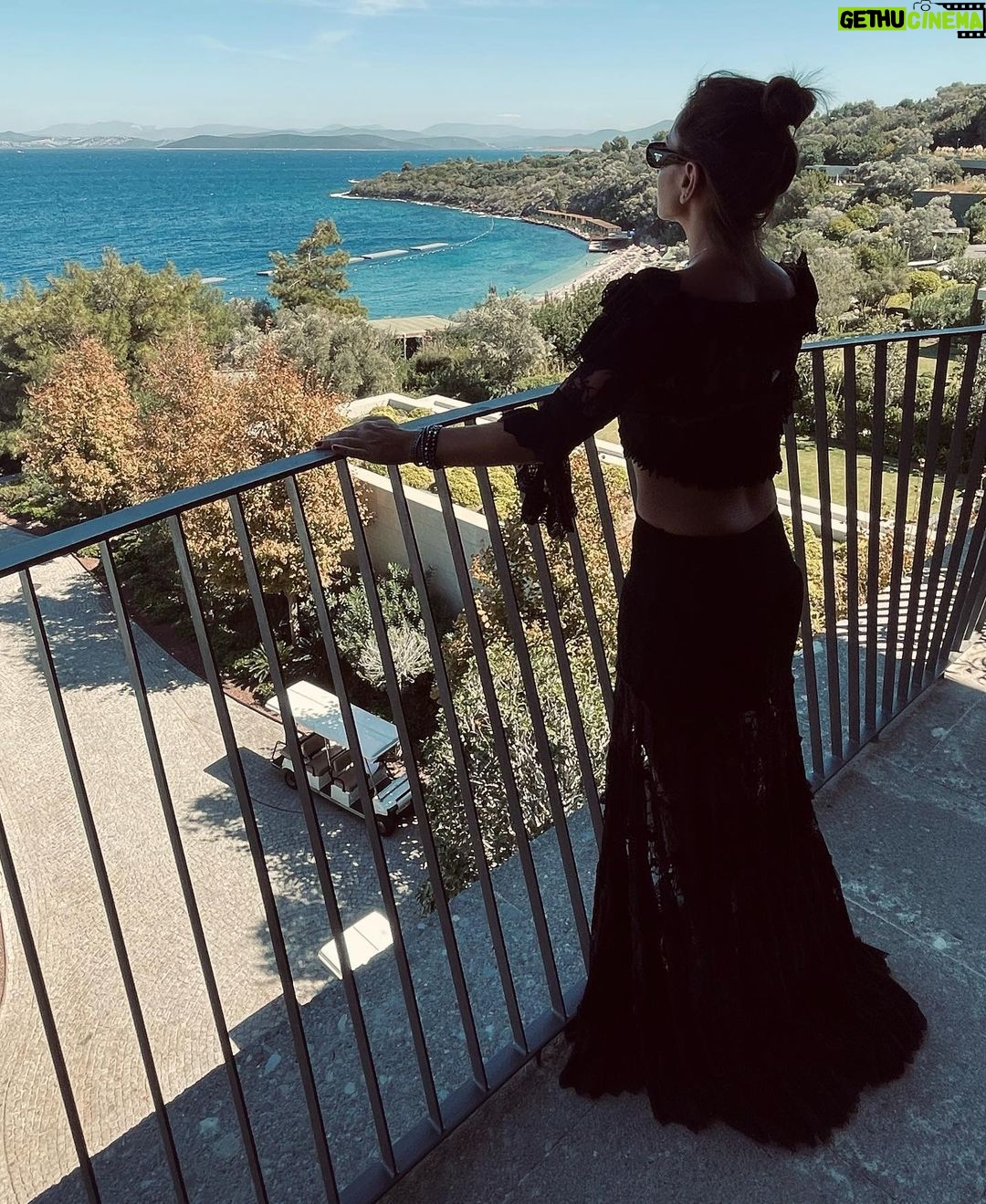 Dima Kandalaft Instagram - 🖤🌊🤍 beautiful #Seaview #power of #nature #dimakandalaft