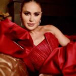 Dima Kandalaft Instagram - كل سنة و إنتوا سالمين ♥️🎄 #ديمة_قندلفت #dimakandalaft 🤍