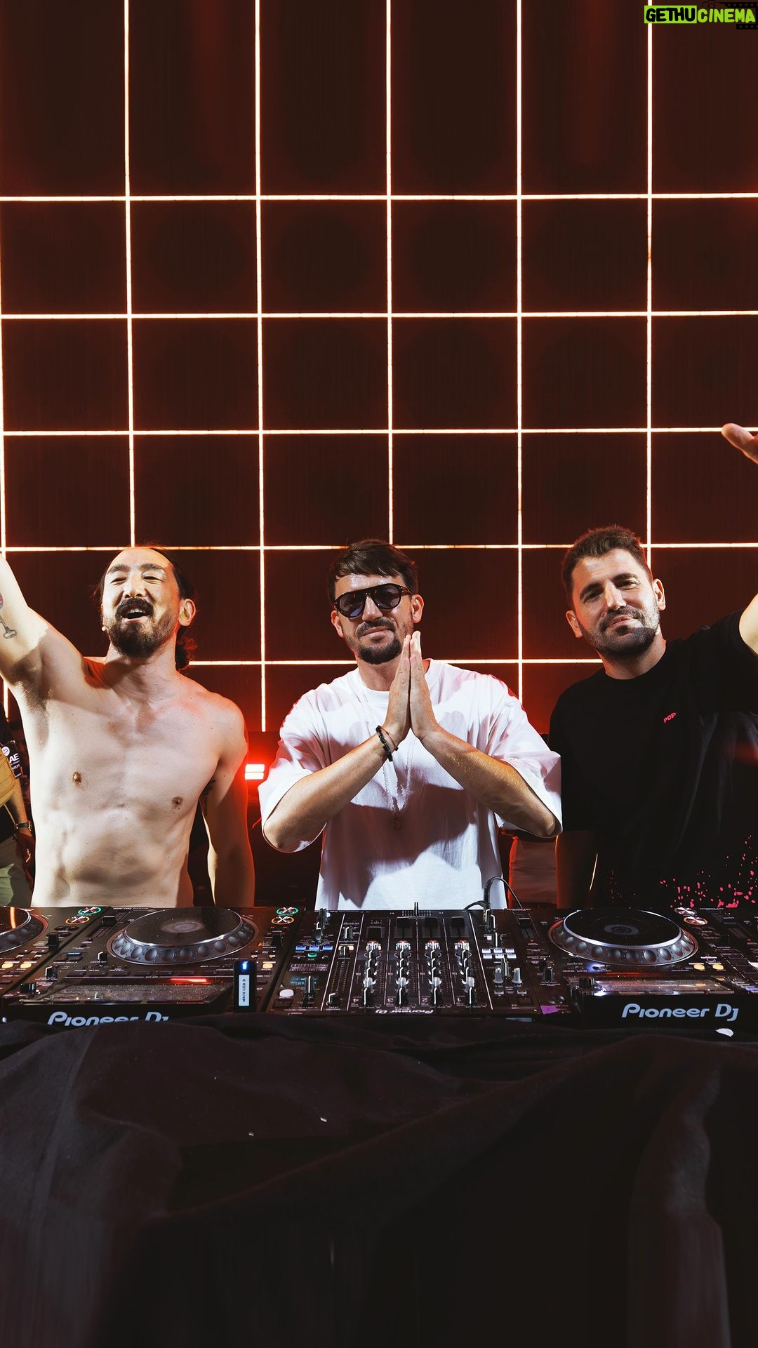 Dimitri Vegas Instagram - Happy Birthday to our brother @steveaoki! 🎉🎂 Here’s to another year of incredible memories ❤️ - #dimitrivegasandlikemike #techno #dj #tour #festival #life #steveaoki #video #viral #reels #instagram #dance