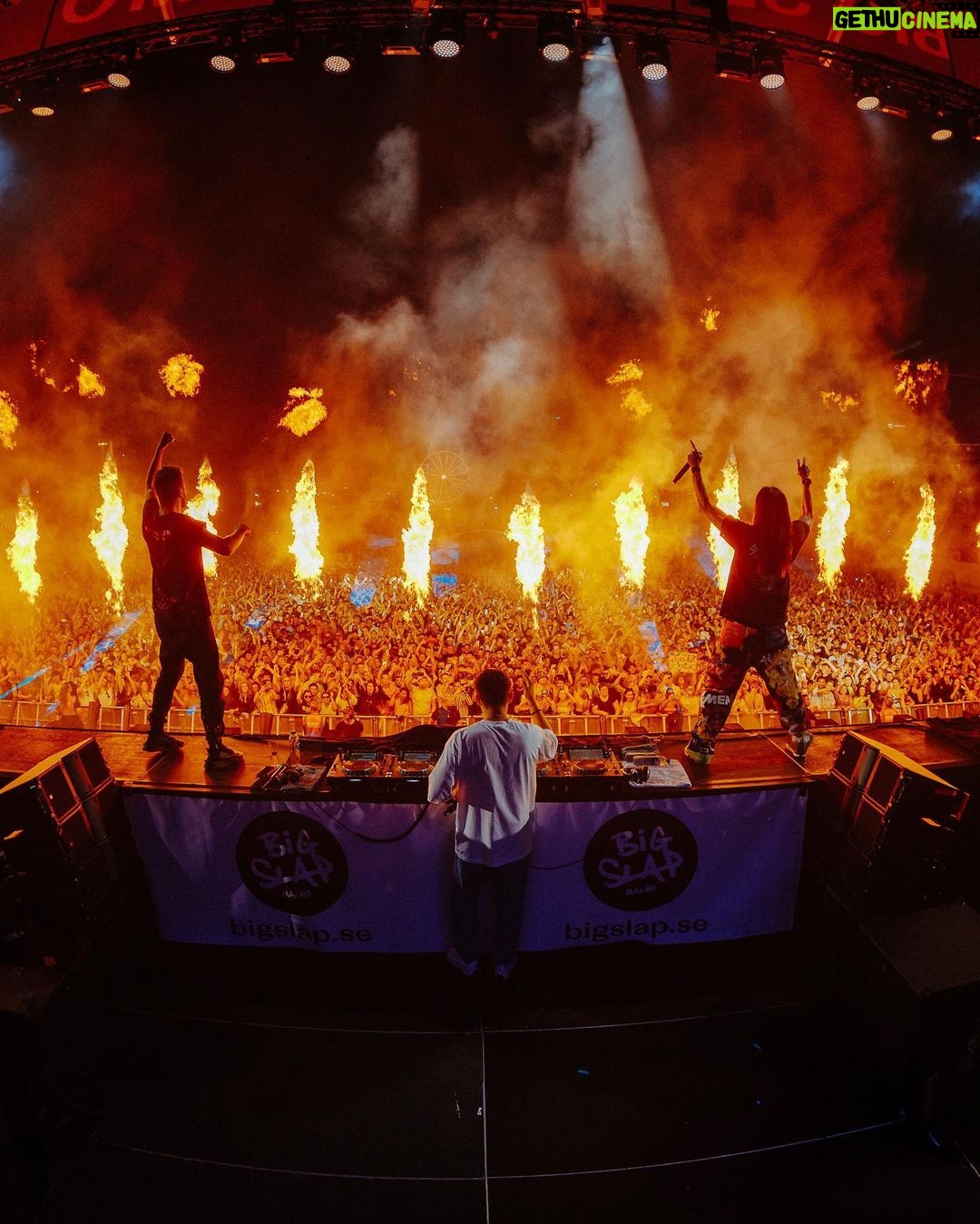 Dimitri Vegas Instagram - Our first show as @3arelegend in Sweden 💥💥💥 absolute mayhem!