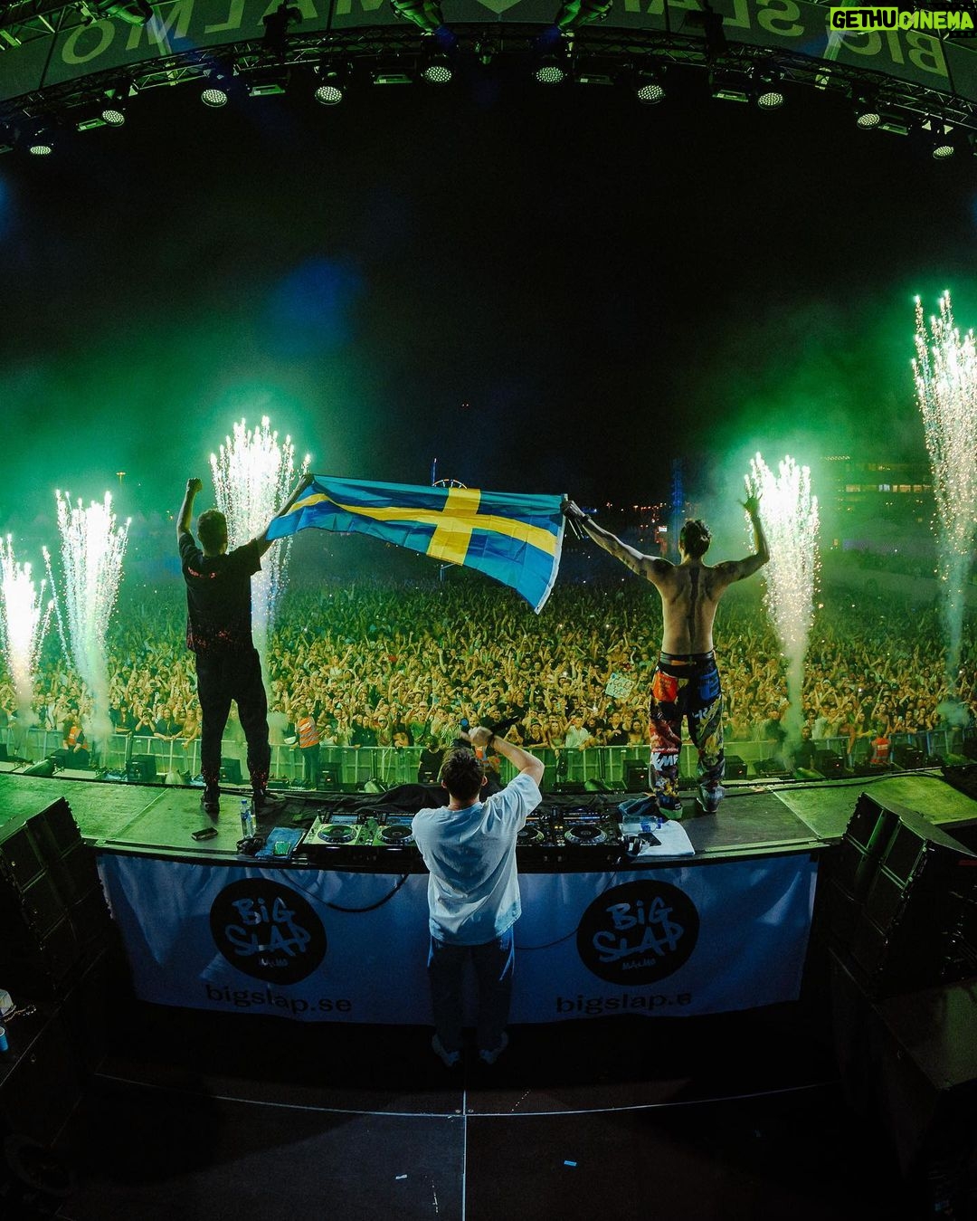 Dimitri Vegas Instagram - Our first show as @3arelegend in Sweden 💥💥💥 absolute mayhem!
