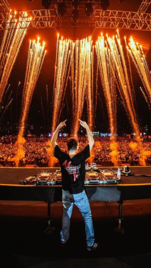 Dimitri Vegas Instagram - INDIA I’ve missed you guys 🇮🇳❤️ One more day till the mayhem starts… 5 Cities - 4 Days 🥵 Couldn’t be more excited 🔥
