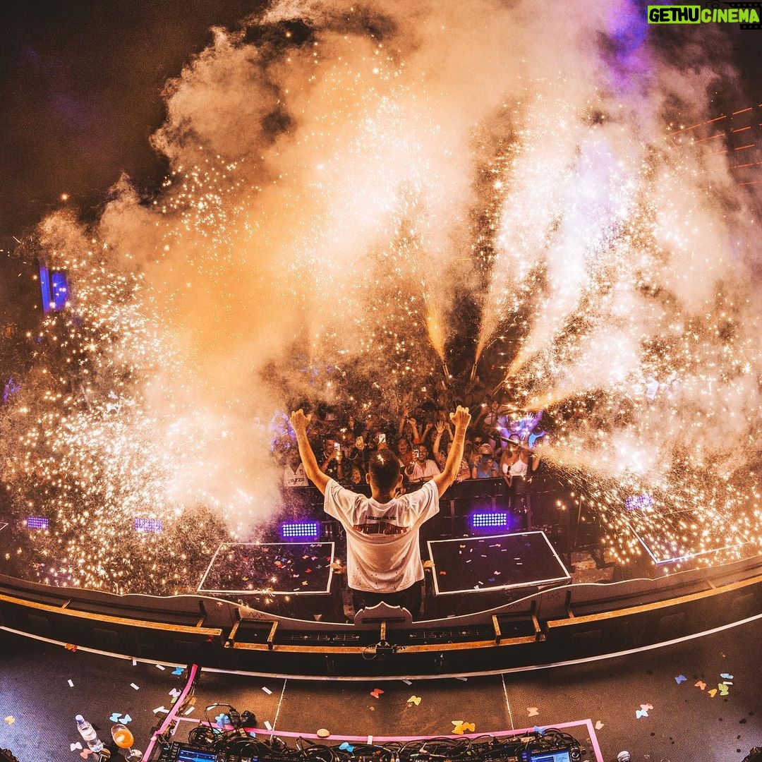 Dimitri Vegas Instagram - What a Night 🥵 Our first show back in Ibiza was insane 🙏🏼 Thank you ♥️♥️ see you next Wednesday @tomorrowland Ushuaïa Ibiza