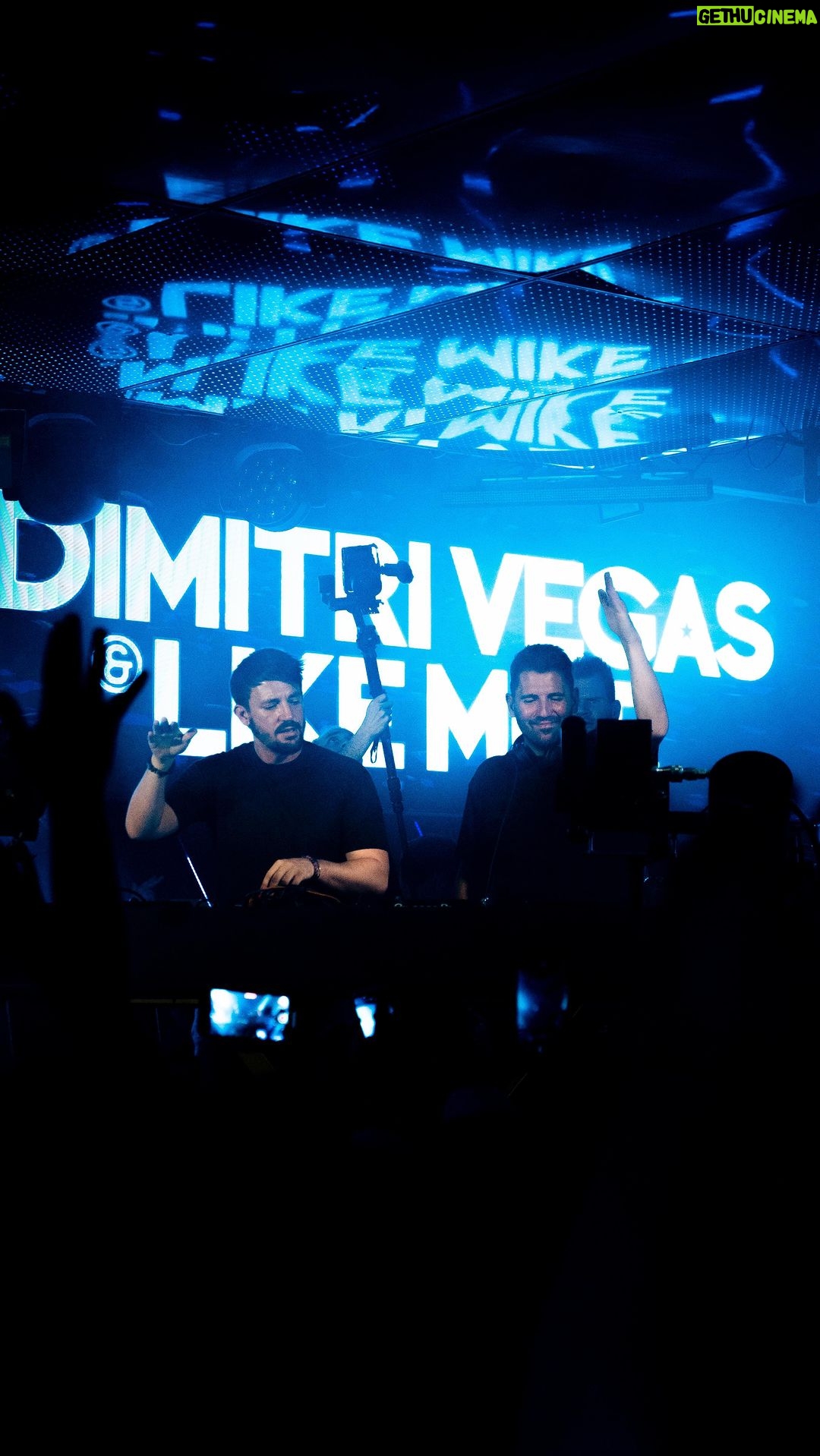 Dimitri Vegas Instagram - Crazy energy last weekend at @duplexprague. Děkuji Praag, nemůžu se dočkat, až se vrátím 🔥