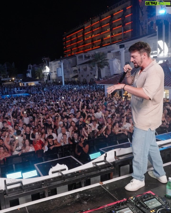 Dimitri Vegas Instagram - Wednesday evening be like 🔥🔥🔥 Join us next Wednesday for the epic closing party 🚀