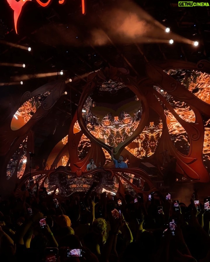 Dimitri Vegas Instagram - Wednesday evening be like 🔥🔥🔥 Join us next Wednesday for the epic closing party 🚀