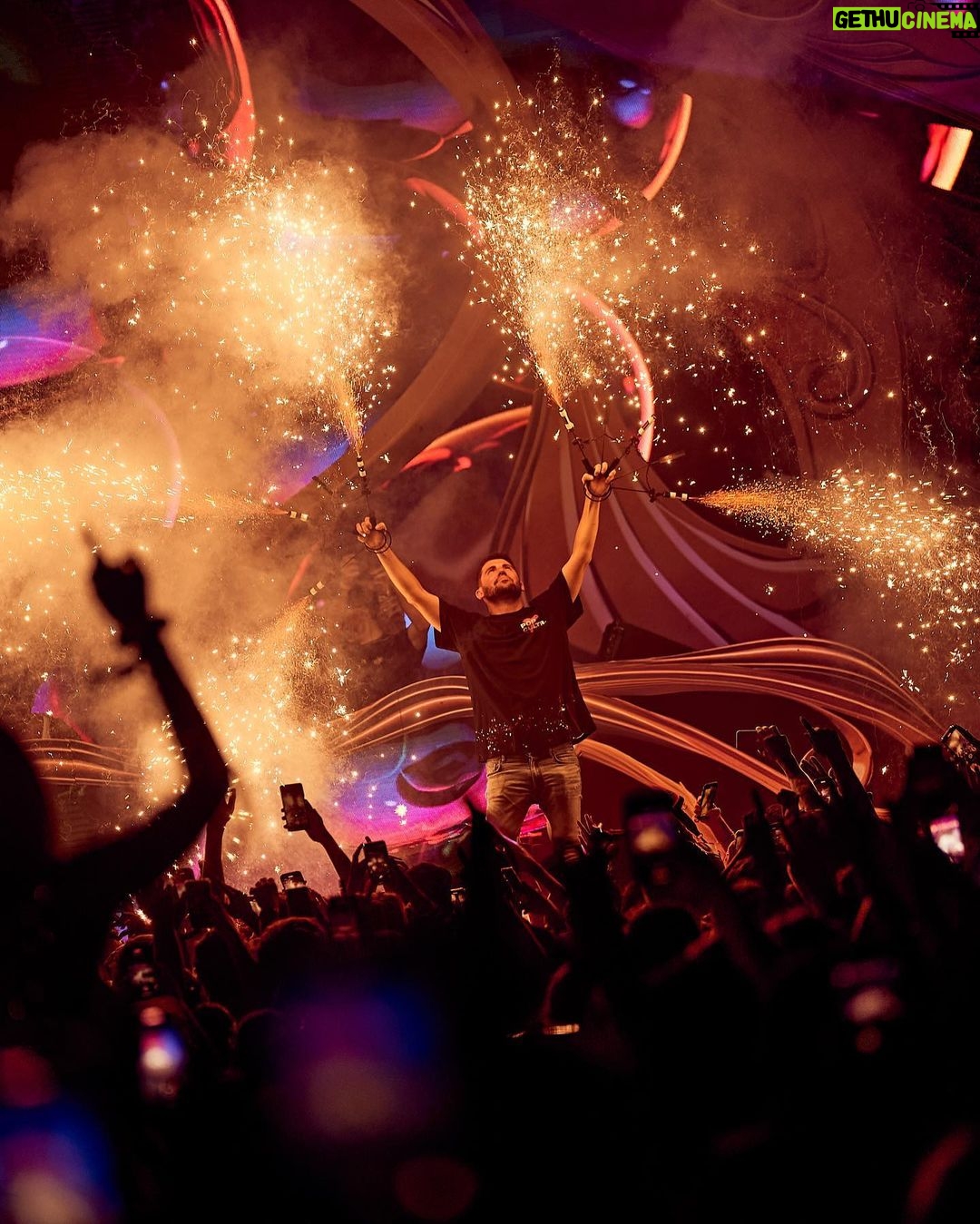Dimitri Vegas Instagram - Another magical night on the Island ✨🔥 Ushuaïa Ibiza