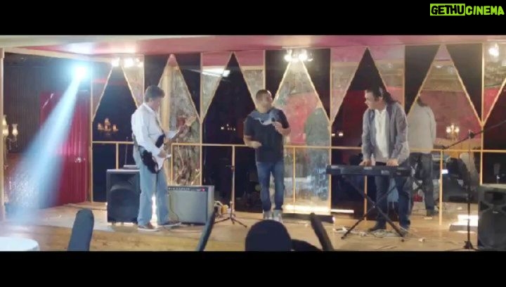 Dina El Sherbiny Instagram - رمضان مبيكملش من غير حبايبك ڤودافون هتقرب البعيد بعزومة جمع حبايبك يلا نبقى قريبين #جمع_حبايبك