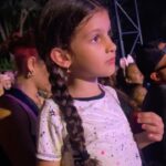 Diogo Melim Instagram - costumo ser bom com as palavras mas passei esses últimos dias sem saber o que dizer. falei no primeiro post mas só pra vocês entenderem faz 5 anos (1825 dias) que eu, a mamãe e essa princesinha, ainda bebê, fazemos a contagem regressiva dessa viagem, vendo os filmes, falando dos parques e sonhando juntos. a própria planejou cada detalhe, os lookinhos dela (separados em saquinhos), o que ela queria comer nos estados unidos, os convidados q iriam e algumas programações q não podiam faltar. nem acredito que deu tudo certo. a baixinha amou a semana de festa com a família, aproveitou cada milissegundo e ficou encantada com brilho nos olhos. que sorte poder ser pai e presenciar isso de perto. quero agradecer a minha namô linda @nandacaroll pelo amor incondicional, parceria, ajuda, paciência e companhia, a @gioconcierge nossa guia q com carinho organizou o roteiro das atrações de 14 pessoas e a @raquelcaprara @viajecom por terem orquestrado isso tudo e dado todo o suporte, sem vcs realmente nao teria sido possível. vivemos momentos inesquecíveis, to muito feliz e realizado. Disney's Magic Kingdom