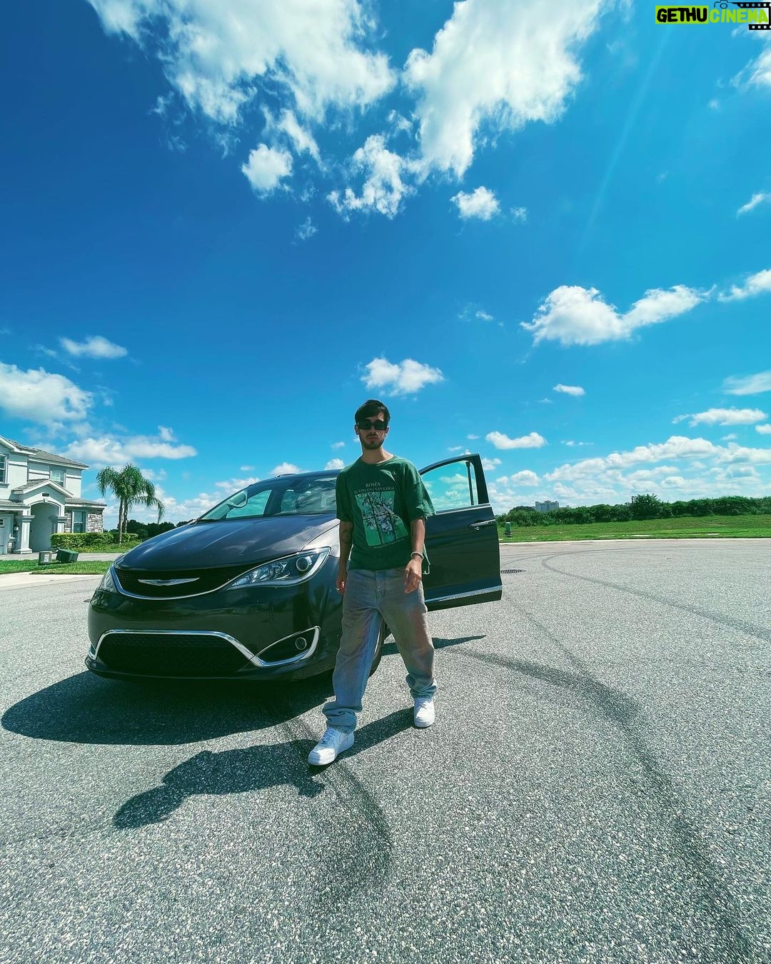 Diogo Melim Instagram - patrao faz assim 😎 escolhi um carrao do @floridarentalcar, tecnologia pura, pra curtir minha semana off nos estados unidos no modo tony stark haha Orlando, Florida