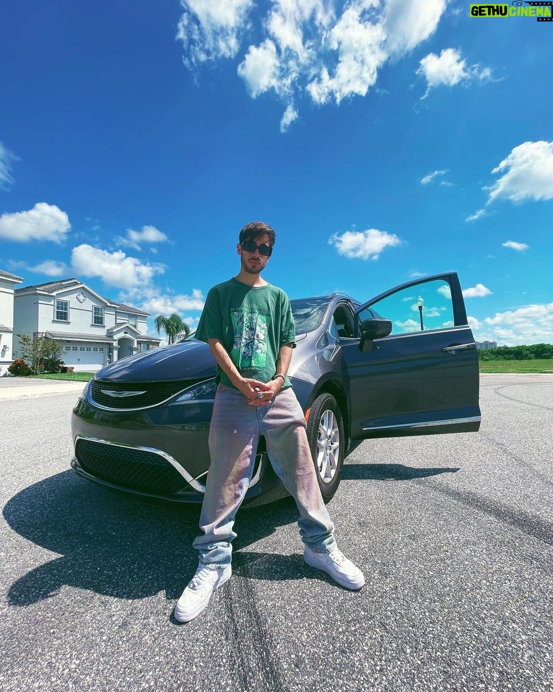 Diogo Melim Instagram - patrao faz assim 😎 escolhi um carrao do @floridarentalcar, tecnologia pura, pra curtir minha semana off nos estados unidos no modo tony stark haha Orlando, Florida