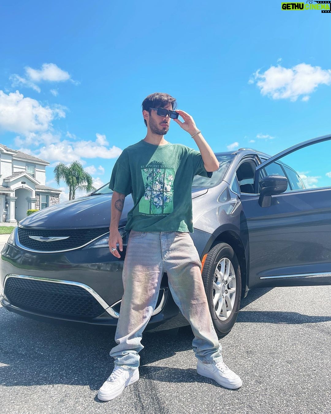 Diogo Melim Instagram - patrao faz assim 😎 escolhi um carrao do @floridarentalcar, tecnologia pura, pra curtir minha semana off nos estados unidos no modo tony stark haha Orlando, Florida