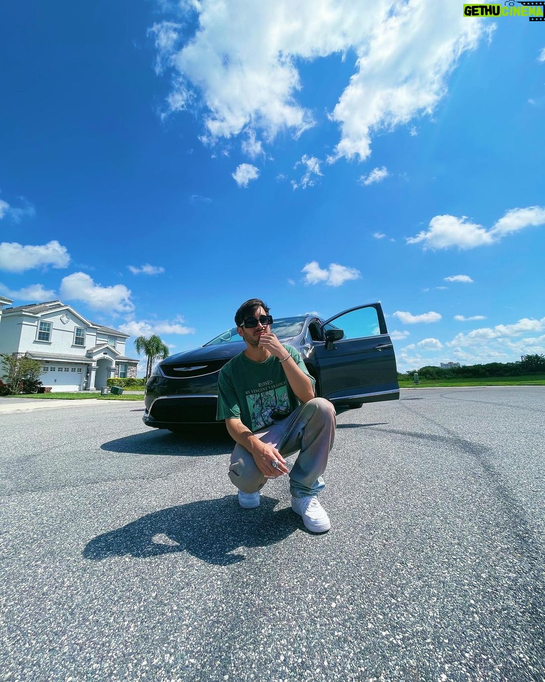 Diogo Melim Instagram - patrao faz assim 😎 escolhi um carrao do @floridarentalcar, tecnologia pura, pra curtir minha semana off nos estados unidos no modo tony stark haha Orlando, Florida