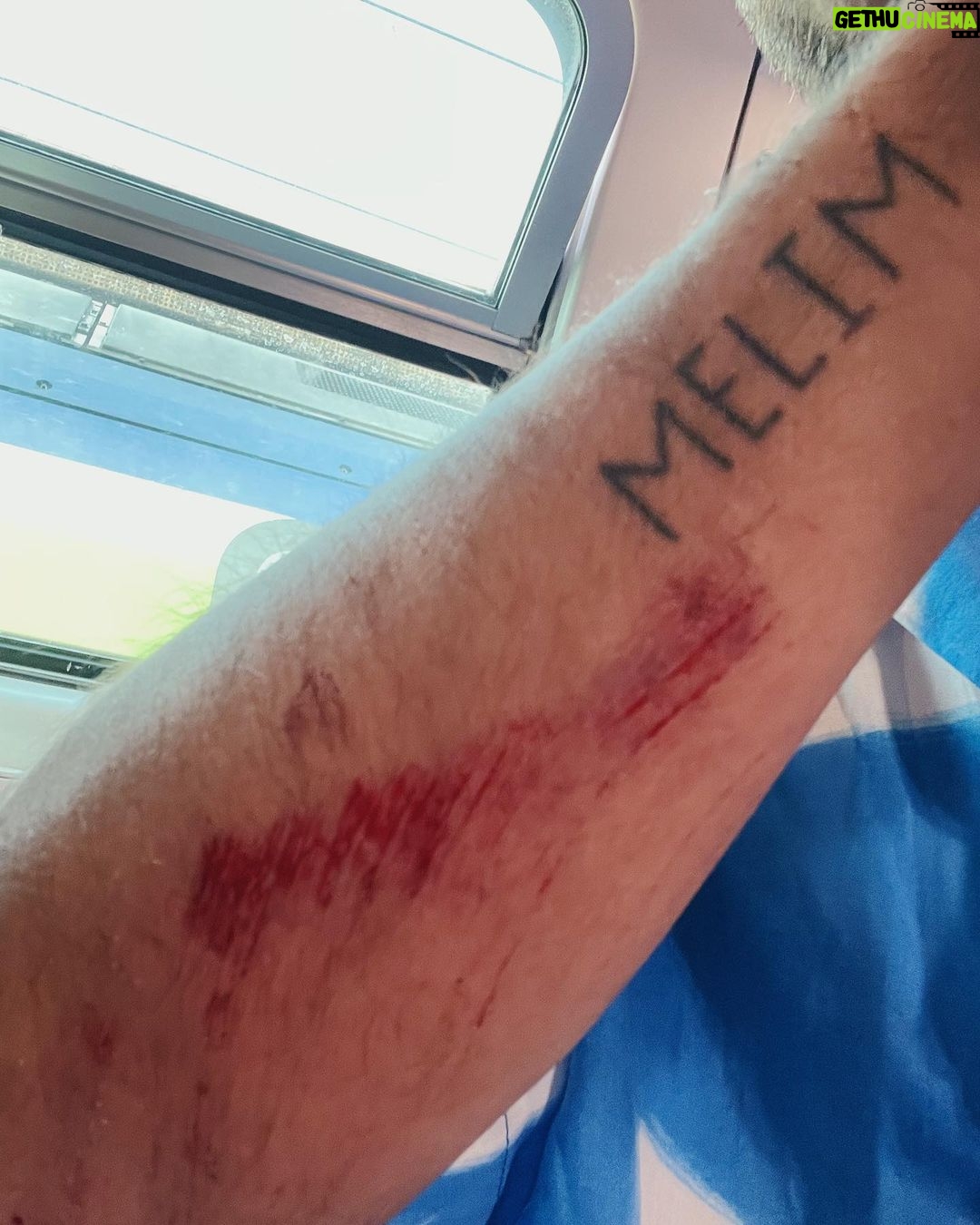 Diogo Melim Instagram - acabou-se o q era doce. ÉPICO. deu pra curtir mt, criamos memórias eternas e essa linda marca de guerra na foto 5 onde rolei igual jaca podre nas escadas do metrô, mas sou abençoado ninguém viu além dela. não passei essa vergonha e economizei alguns anos de terapia. ontem tava no coliseu de Roma e quinta estaremos no coliseu de Lisboa, uma puta ideia da galera do marketing, meus parabéns. 27.07 - Lisboa, PT | Coliseu 28.07 - Lousada, PT | Festas Grandes de Lousada 29.07 - Vilamoura/Algarve, PT | Bliss … 19.08 - DVD Melim, BR | Vibra São Paulo