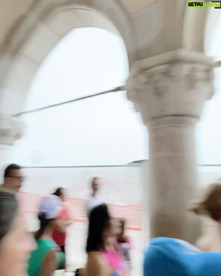 Diogo Melim Instagram - fomos recebidos com um belo de um temporal de verao que durou 2 minutos e meio (nao entendi pq tinha gente rindo eu tava carai f*deu) mas o sol logo veio superando todas as nossas expectativas. valeu cada segundo. veneza, mal te conheço e já te considero pakas haha. amanha tem roma e fds portugal pra fechar o nosso rolezao top master blaster. 27.07 - Lisboa, PT | Coliseu 28.07 - Lousada, PT | Festas Grandes de Lousada 29.07 - Vilamoura/Algarve, PT | Bliss Veneza, Italia