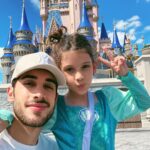 Diogo Melim Instagram - costumo ser bom com as palavras mas passei esses últimos dias sem saber o que dizer. falei no primeiro post mas só pra vocês entenderem faz 5 anos (1825 dias) que eu, a mamãe e essa princesinha, ainda bebê, fazemos a contagem regressiva dessa viagem, vendo os filmes, falando dos parques e sonhando juntos. a própria planejou cada detalhe, os lookinhos dela (separados em saquinhos), o que ela queria comer nos estados unidos, os convidados q iriam e algumas programações q não podiam faltar. nem acredito que deu tudo certo. a baixinha amou a semana de festa com a família, aproveitou cada milissegundo e ficou encantada com brilho nos olhos. que sorte poder ser pai e presenciar isso de perto. quero agradecer a minha namô linda @nandacaroll pelo amor incondicional, parceria, ajuda, paciência e companhia, a @gioconcierge nossa guia q com carinho organizou o roteiro das atrações de 14 pessoas e a @raquelcaprara @viajecom por terem orquestrado isso tudo e dado todo o suporte, sem vcs realmente nao teria sido possível. vivemos momentos inesquecíveis, to muito feliz e realizado. Disney's Magic Kingdom
