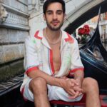 Diogo Melim Instagram - fomos recebidos com um belo de um temporal de verao que durou 2 minutos e meio (nao entendi pq tinha gente rindo eu tava carai f*deu) mas o sol logo veio superando todas as nossas expectativas. valeu cada segundo. veneza, mal te conheço e já te considero pakas haha. amanha tem roma e fds portugal pra fechar o nosso rolezao top master blaster. 27.07 - Lisboa, PT | Coliseu 28.07 - Lousada, PT | Festas Grandes de Lousada 29.07 - Vilamoura/Algarve, PT | Bliss Veneza, Italia