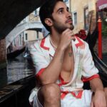 Diogo Melim Instagram - fomos recebidos com um belo de um temporal de verao que durou 2 minutos e meio (nao entendi pq tinha gente rindo eu tava carai f*deu) mas o sol logo veio superando todas as nossas expectativas. valeu cada segundo. veneza, mal te conheço e já te considero pakas haha. amanha tem roma e fds portugal pra fechar o nosso rolezao top master blaster. 27.07 - Lisboa, PT | Coliseu 28.07 - Lousada, PT | Festas Grandes de Lousada 29.07 - Vilamoura/Algarve, PT | Bliss Veneza, Italia