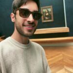 Diogo Melim Instagram - a monalisa não é fotogênica, achei bem mais bonita pessoalmente juro. adeus paris snif, oi itália e logo tamo chegando pra cantar com vocês portugal 🇫🇷🇮🇹🇵🇹 27.07 - Lisboa, PT | Coliseu 28.07 - Lousada, PT | Festas Grandes de Lousada 29.07 - Vilamoura/Algarve, PT | Bliss Museu Do Louvre