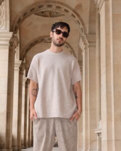 Diogo Melim Instagram - a monalisa não é fotogênica, achei bem mais bonita pessoalmente juro. adeus paris snif, oi itália e logo tamo chegando pra cantar com vocês portugal 🇫🇷🇮🇹🇵🇹 27.07 - Lisboa, PT | Coliseu 28.07 - Lousada, PT | Festas Grandes de Lousada 29.07 - Vilamoura/Algarve, PT | Bliss Museu Do Louvre