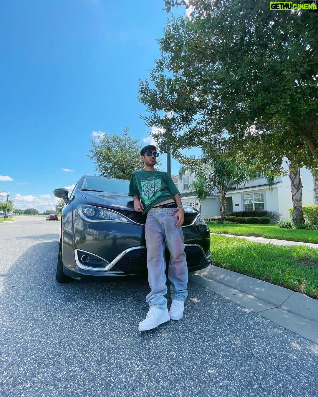 Diogo Melim Instagram - patrao faz assim 😎 escolhi um carrao do @floridarentalcar, tecnologia pura, pra curtir minha semana off nos estados unidos no modo tony stark haha Orlando, Florida