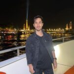 Diogo Melim Instagram - pensamentos aleatórios na cabeça de um ser parisiense: pqp esgotamos o segundo lote de vendas do nosso DVD (GRATIDAO SP) - felizao mais ai frio da prra em - que horas sao no Brasil agora será - disney paris amanha alguem empresta um par de pernas urgente - tradutor google bonsoir/boa noite - sdds família - like like só comments de luz - ela é o amor da minha life. Cruzeiro Rio Sena, Paris, França