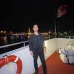 Diogo Melim Instagram - pensamentos aleatórios na cabeça de um ser parisiense: pqp esgotamos o segundo lote de vendas do nosso DVD (GRATIDAO SP) - felizao mais ai frio da prra em - que horas sao no Brasil agora será - disney paris amanha alguem empresta um par de pernas urgente - tradutor google bonsoir/boa noite - sdds família - like like só comments de luz - ela é o amor da minha life. Cruzeiro Rio Sena, Paris, França