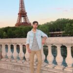 Diogo Melim Instagram - conhecer paris sempre foi teu sonho e o meu agora tá sendo viver isso com você. são três anos de muito brilho nos olhos, de amor, carinho e respeito mas também de diálogos, de abandonar o ego de novo e de novo pra poder crescer junto quando as ideias não batem. pra saber se amamos alguém basta ver como ficamos felizes perto dela. e longe (apesar da saudade) também, porque temos alguém que vibra por nós de coração e quer ver a gente sempre no topo. não somos presos e sim livres, pra amar aquela mesma pessoa todos os dias. cada nascer do sol escolhemos um ao outro e o tempo é a maior prova. tudo passa mas o amor fica. te agradeço por ficar. amo você ❤️ Paris, France