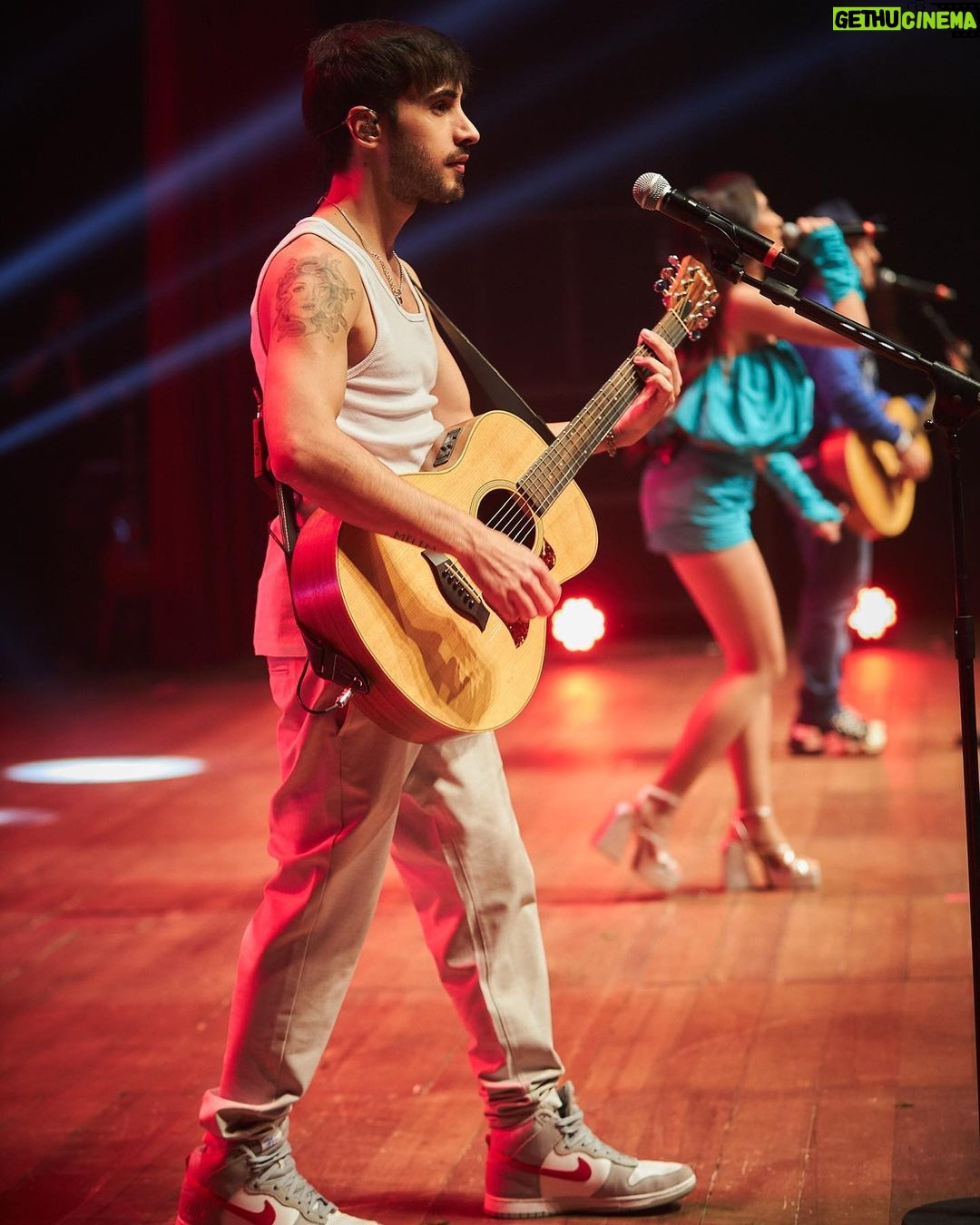 Diogo Melim Instagram - finalzin de tardeee… vibe que nunca decepciona é a dessa rapaziada linda de Goiânia, vcs quebraram tudo mais uma vez. esse fds tem show em Novo Hamburgo, Porto Alegre e SP, vamo? valeu é noix tmj bjoww #TurneQuintal 🌳🚪