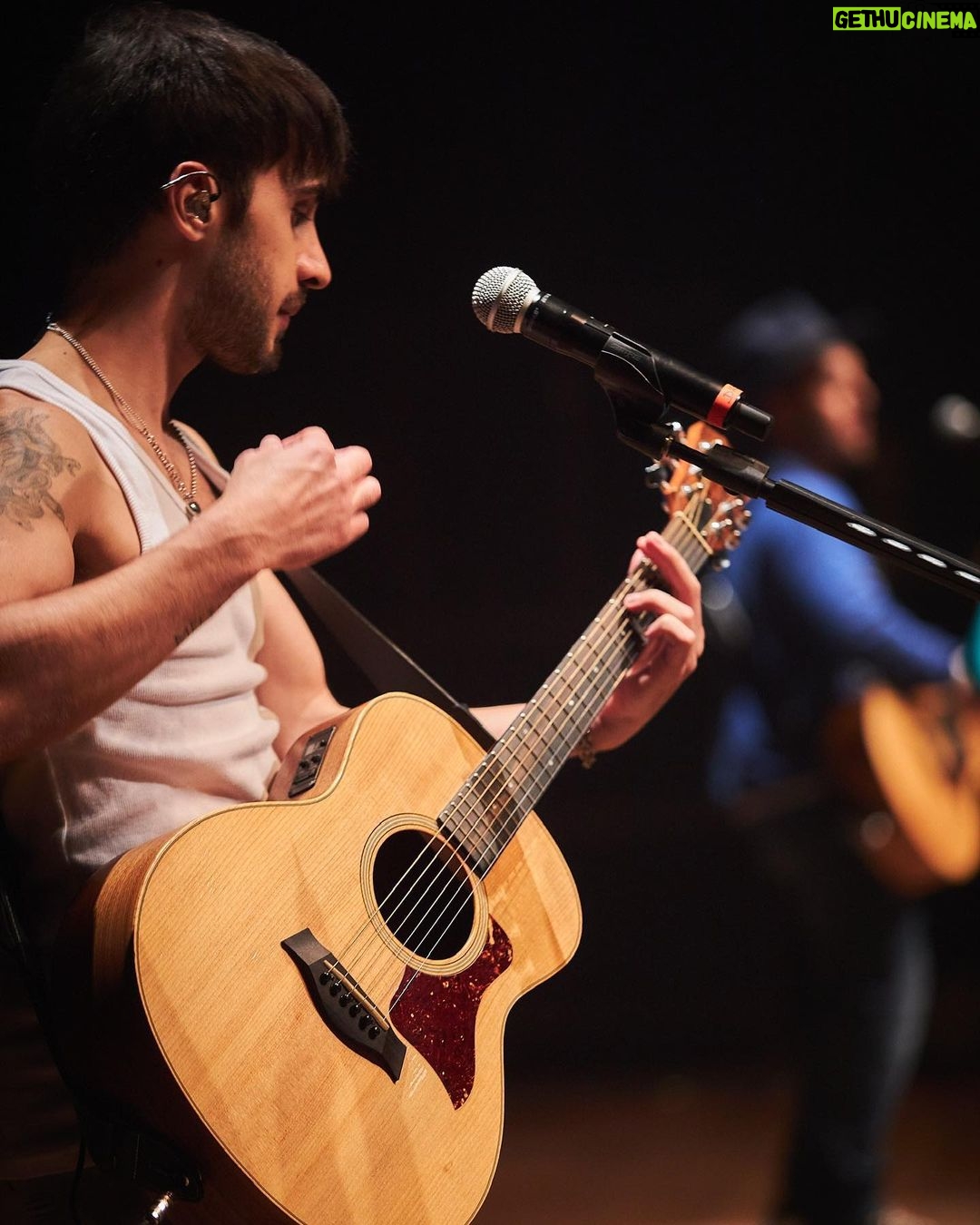 Diogo Melim Instagram - finalzin de tardeee… vibe que nunca decepciona é a dessa rapaziada linda de Goiânia, vcs quebraram tudo mais uma vez. esse fds tem show em Novo Hamburgo, Porto Alegre e SP, vamo? valeu é noix tmj bjoww #TurneQuintal 🌳🚪