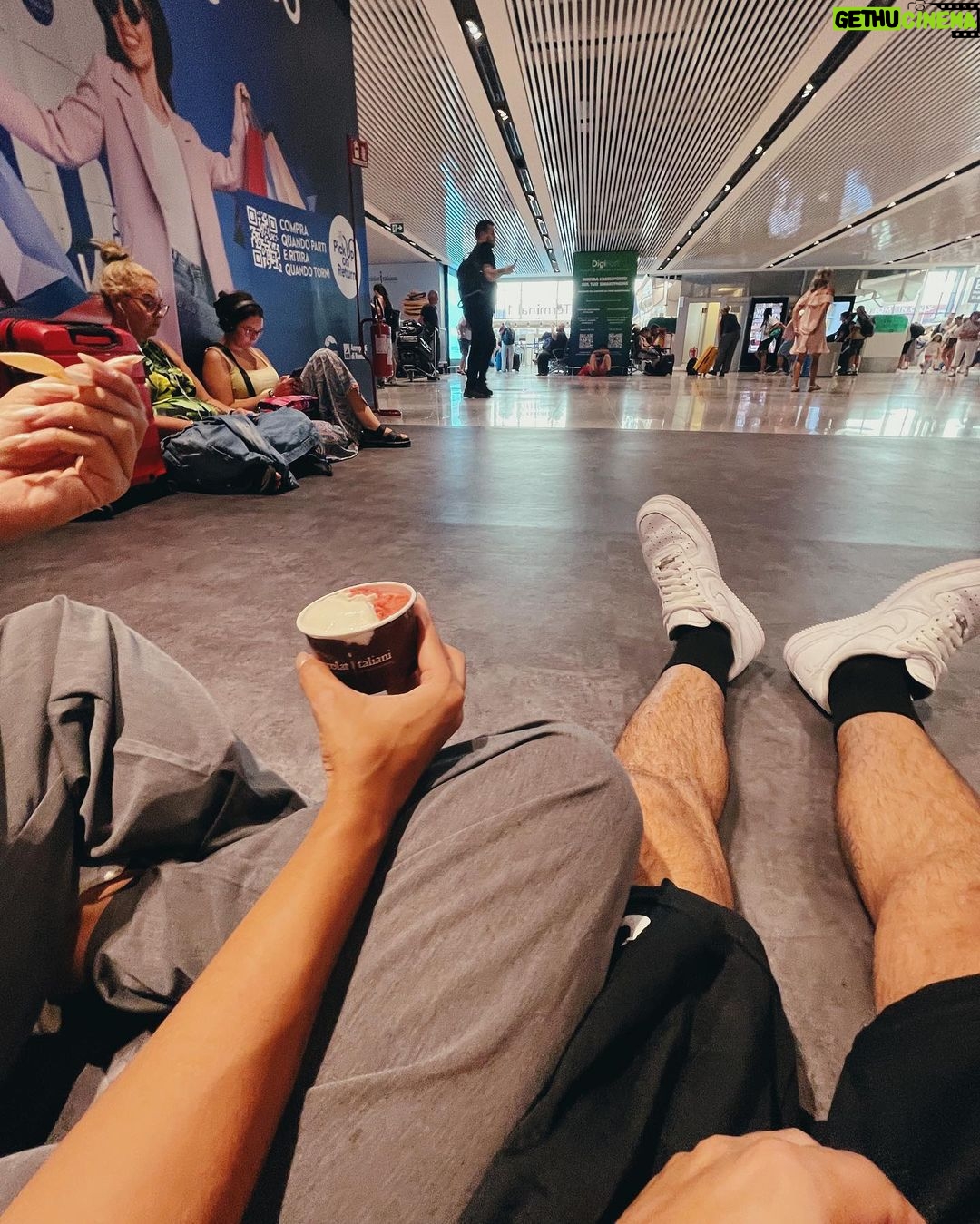 Diogo Melim Instagram - acabou-se o q era doce. ÉPICO. deu pra curtir mt, criamos memórias eternas e essa linda marca de guerra na foto 5 onde rolei igual jaca podre nas escadas do metrô, mas sou abençoado ninguém viu além dela. não passei essa vergonha e economizei alguns anos de terapia. ontem tava no coliseu de Roma e quinta estaremos no coliseu de Lisboa, uma puta ideia da galera do marketing, meus parabéns. 27.07 - Lisboa, PT | Coliseu 28.07 - Lousada, PT | Festas Grandes de Lousada 29.07 - Vilamoura/Algarve, PT | Bliss … 19.08 - DVD Melim, BR | Vibra São Paulo