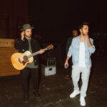 Diogo Melim Instagram - meu primeiro 'solo' de batera num show, estreando a nossa turnê nova. Beagá vcs foram mt especiais em todos os momentos, do palco ao camarim, presentes e afagos. voltaremos em breve e agora partiu rodar o Brasil sil sil #TurnêQuintal