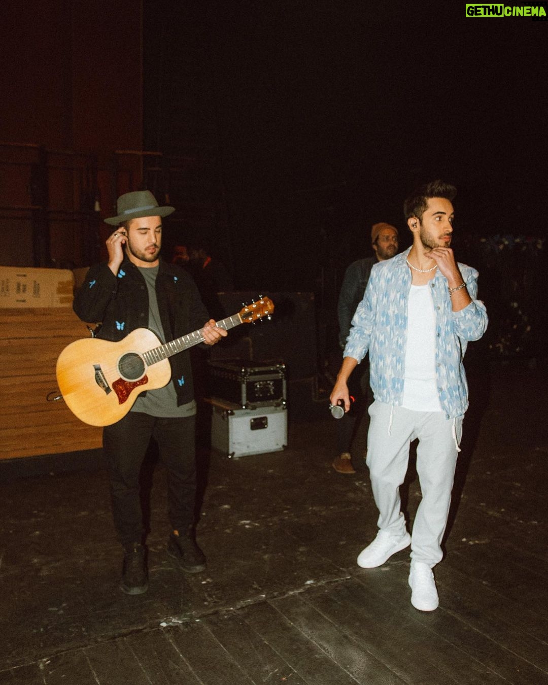 Diogo Melim Instagram - meu primeiro 'solo' de batera num show, estreando a nossa turnê nova. Beagá vcs foram mt especiais em todos os momentos, do palco ao camarim, presentes e afagos. voltaremos em breve e agora partiu rodar o Brasil sil sil #TurnêQuintal
