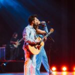 Diogo Melim Instagram - meu primeiro 'solo' de batera num show, estreando a nossa turnê nova. Beagá vcs foram mt especiais em todos os momentos, do palco ao camarim, presentes e afagos. voltaremos em breve e agora partiu rodar o Brasil sil sil #TurnêQuintal