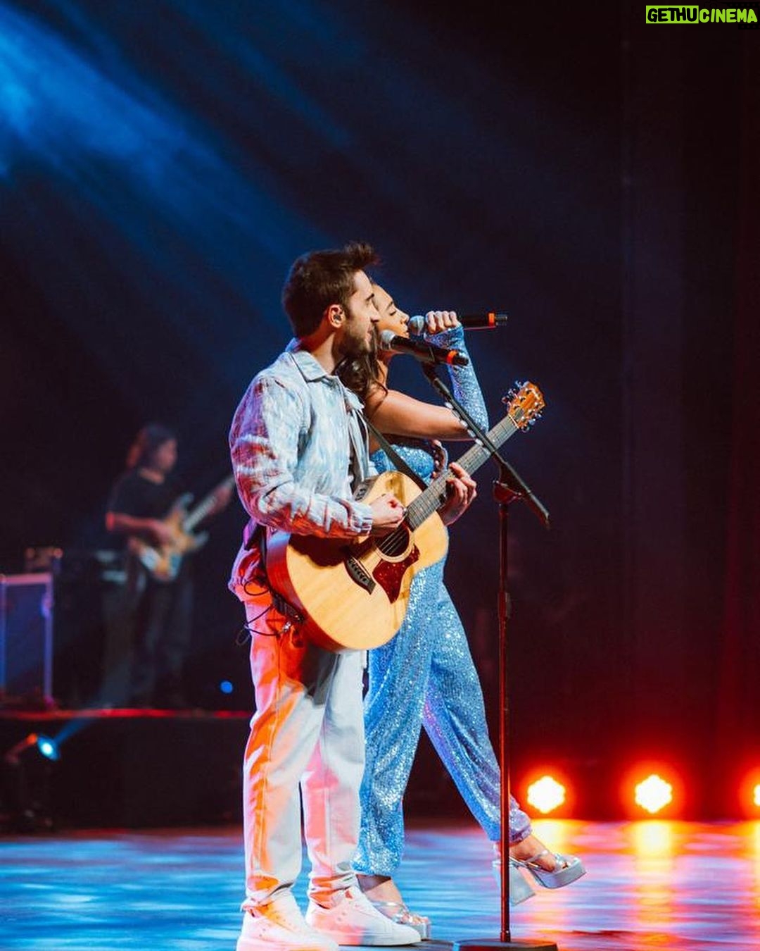 Diogo Melim Instagram - meu primeiro 'solo' de batera num show, estreando a nossa turnê nova. Beagá vcs foram mt especiais em todos os momentos, do palco ao camarim, presentes e afagos. voltaremos em breve e agora partiu rodar o Brasil sil sil #TurnêQuintal